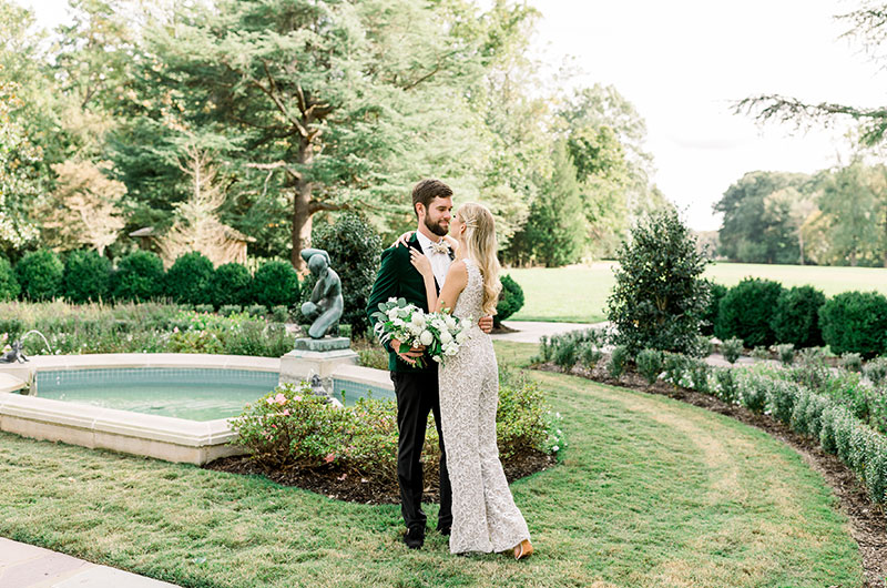 A Contemporary Chic Elopement At The Reynolda House Museum Of American Art Couple Photo In Gardens