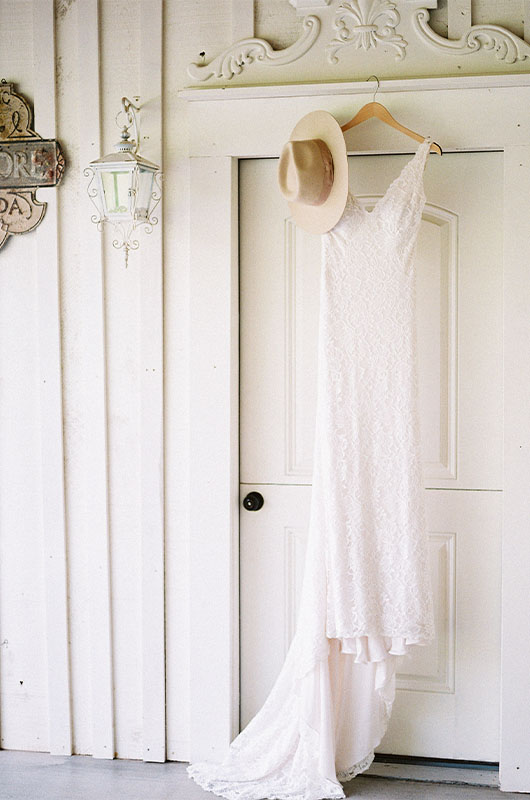 Brides Of Any Style Can Host A Barn Wedding For An Elegant Ceremony Boho Dress