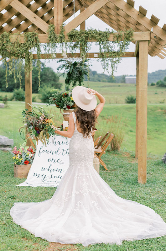 Brides Of Any Style Can Host A Barn Wedding For An Elegant Ceremony Bride