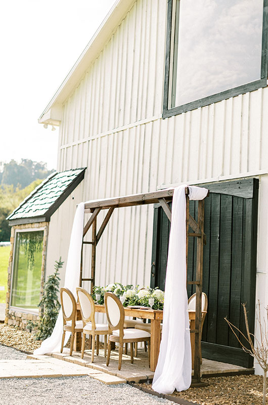 Brides Of Any Style Can Host A Barn Wedding For An Elegant Ceremony Classic Table