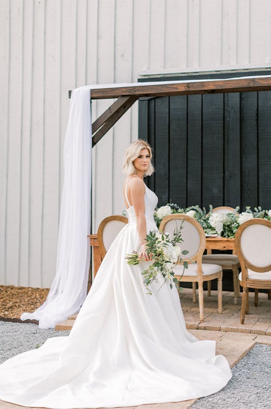 Brides Of Any Style Can Host A Barn Wedding For An Elegant Ceremony