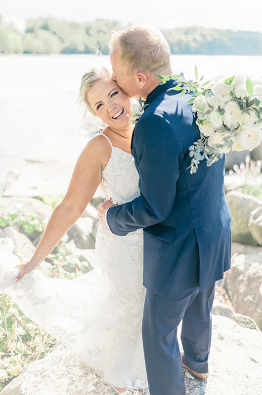 Kelli Mencke And Nicholas Janysek Wed On Lake Erie Couples Portrait