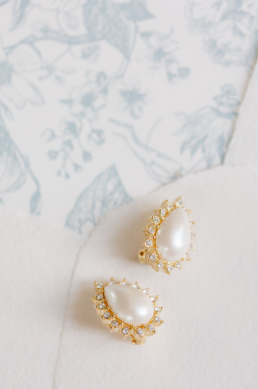 Boucles d'oreilles de mariée inspirées d'un mariage inspiré de Renoir Shoot Southern Bride