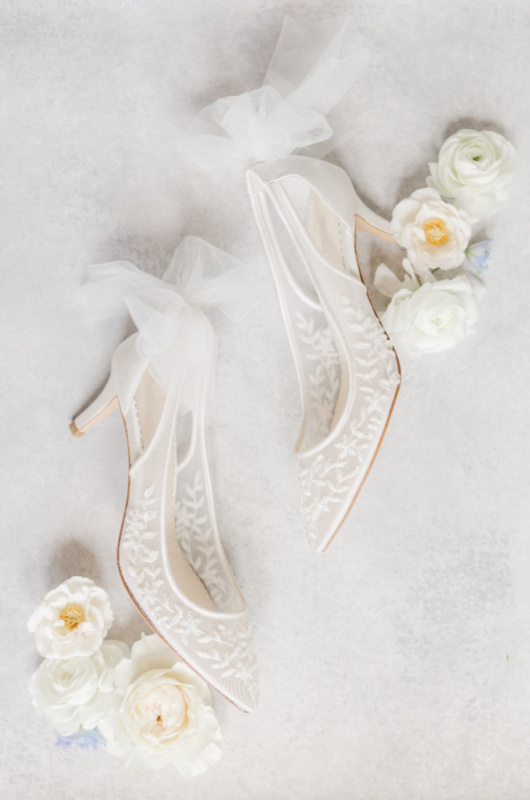 A Renoir Inspiré Mariage Style Shoot Southern Bride chaussures de mariée fleurs