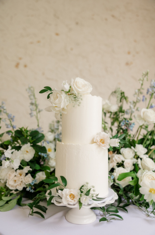 Un gâteau de mariage inspiré de Renoir Wedding Style Shoot Southern Bride