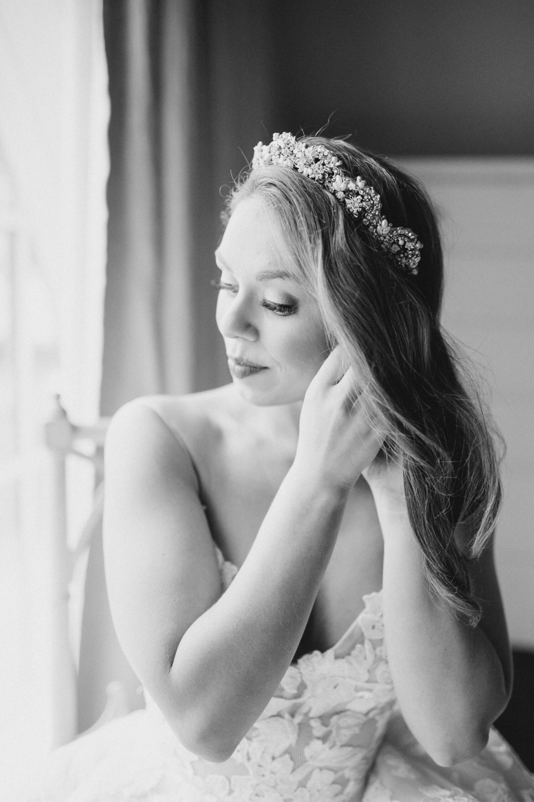 Brooke Kirkpatrick And Timothy Selezak Marry In Alabama kiss Brooke Kirkpatrick And Timothy Selezak Marry In Alabama bride earrings