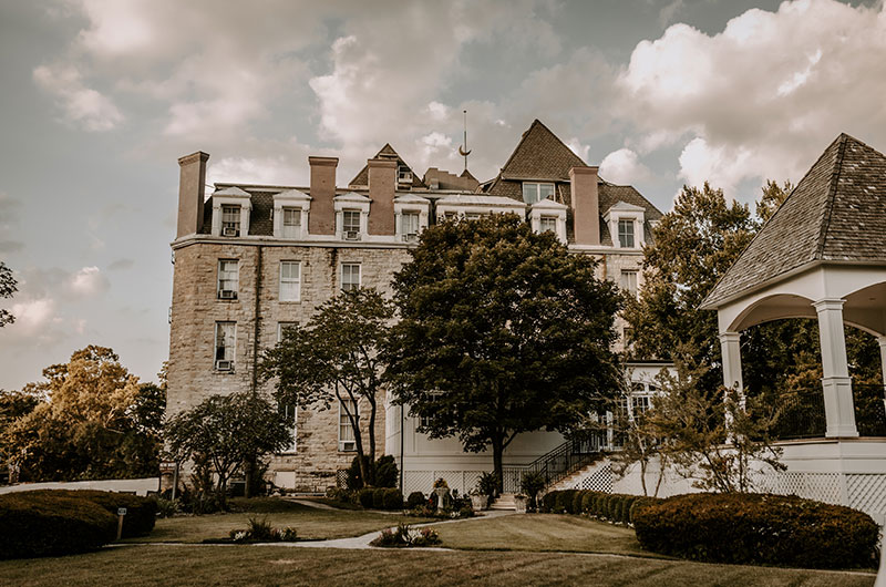 Staesha Gentry and Andrew Buhler Marry at Thorncrown Chapel in Arkansas The Crescent Hotel