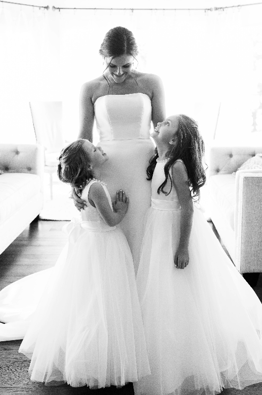 Lisby Wedding bride with flowergirls