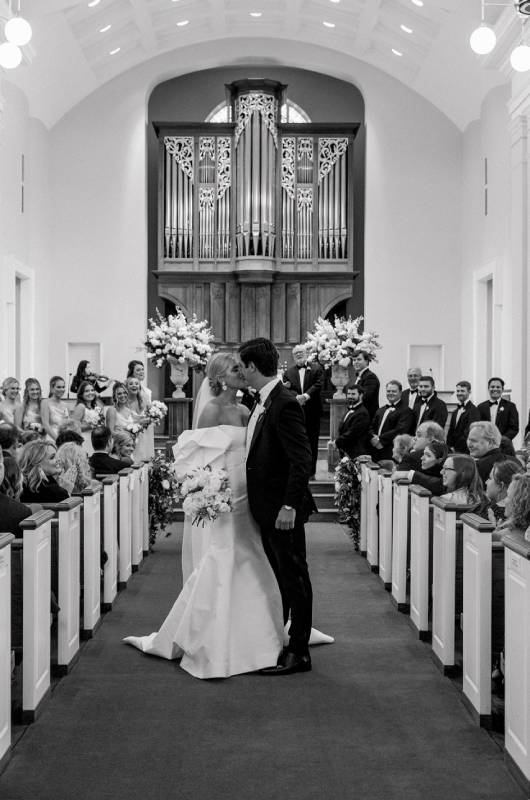 Mary Evans Wallace and Matthew Owen Marry in Oxford Mississippi aisle