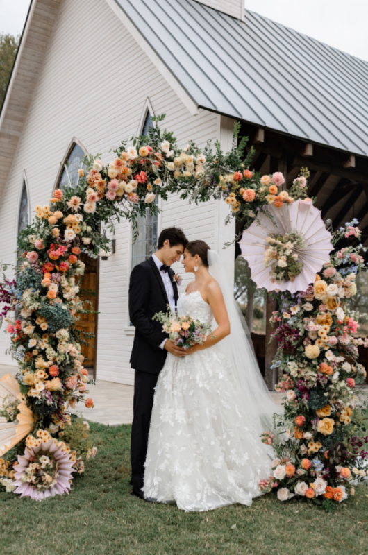 La Bonne Vie Ranch Trendsetter Award The Styled Challenge Fredericksburg TX couple at flower arch