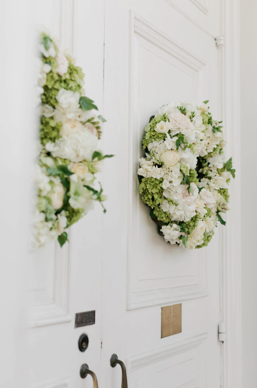 Mary Katherine Harris and James Rose Real Weddings door flowers