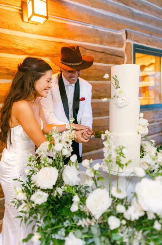 caelynn and dean real wedding couple cutting cake