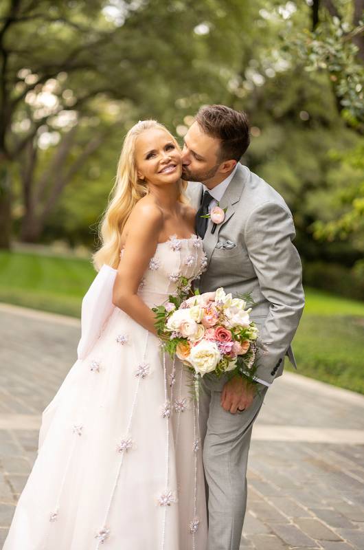 Kristin Chenoweth & Josh Bryant Kiss ()