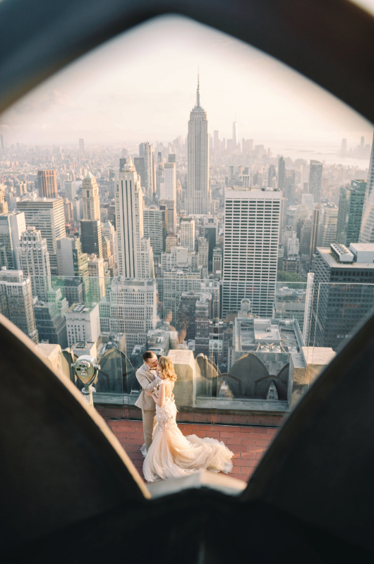 new york styled shoot central park couple in frame of tower
