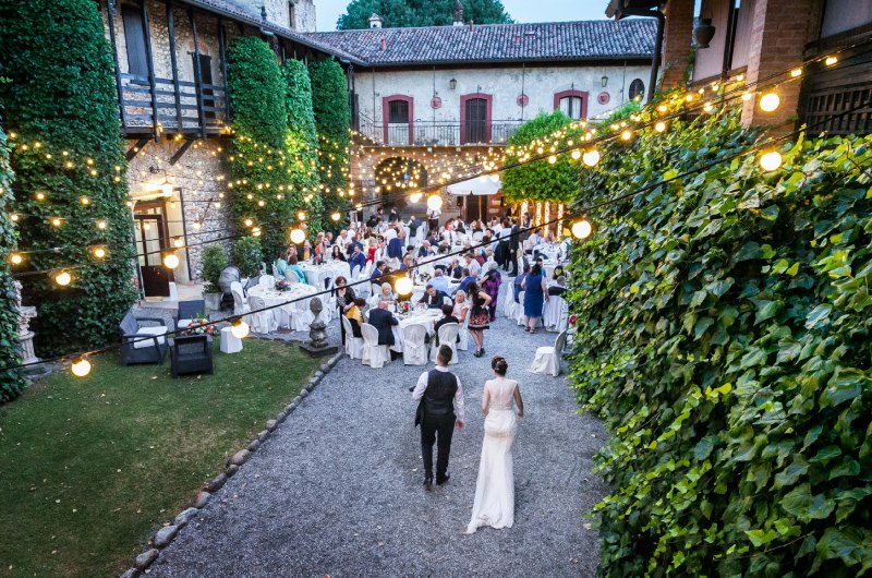 How To Transform Your Backyard Into A Stunning Wedding Venue Tips backyard ceremony