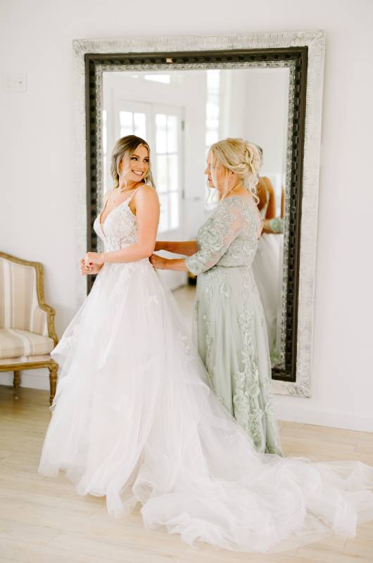 Randa Sloan & Ethan Spray Bride Getting Ready Randa Sloan & Ethan Spray Bride Getting Ready