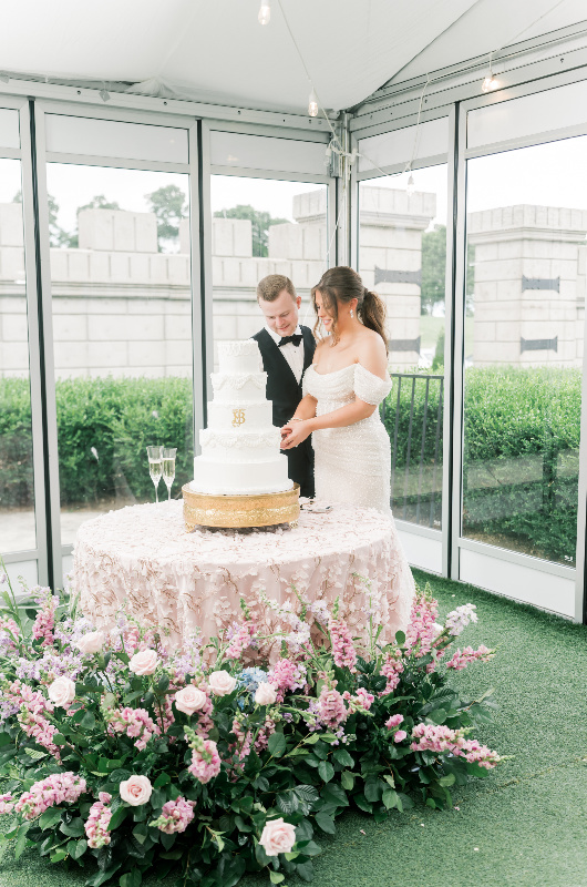 jamie land and blake woodward real wedding couple cutting cake jamie land and blake woodward real wedding couple cutting cake