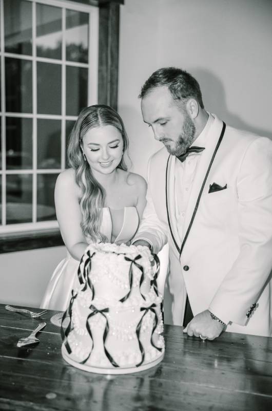 Chesney Wooten and Joshua Waldrop cake cutting