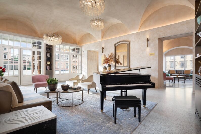 granduniverse symphony lounge ()