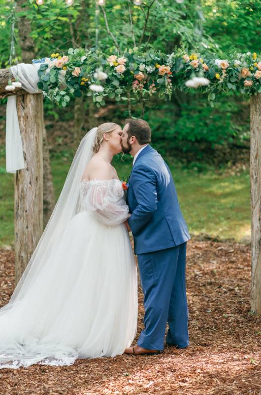 Savannah Maue & Zach Doud kiss Savannah Maue & Zach Doud kiss