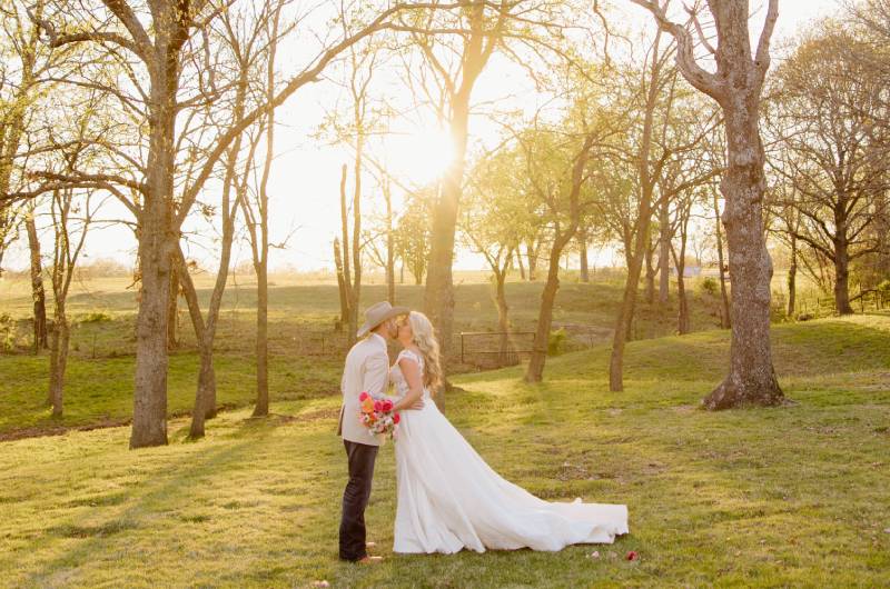 5 must have shots for your wedding photography checklist golden hour kiss