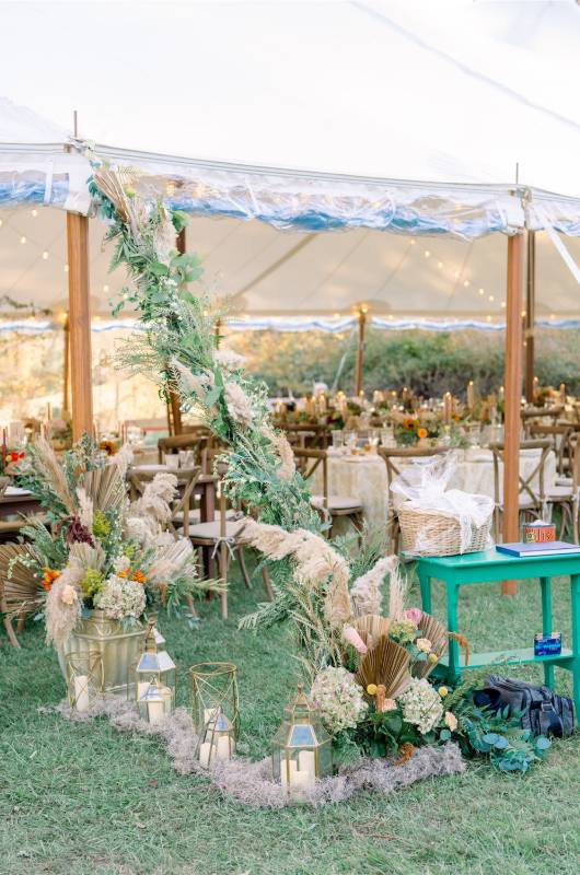 Olivia Myers & Lindsay Barrow Table Setup olivia myers lindsay barrow feathres and flowers