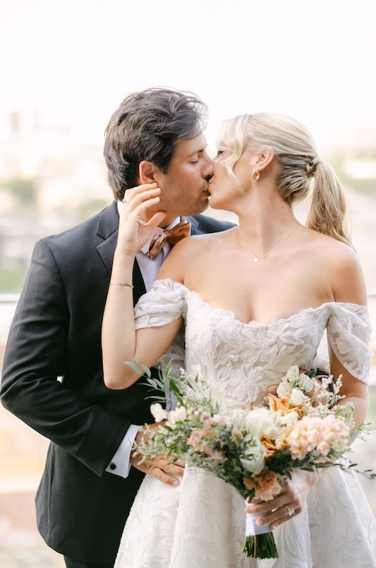 Samantha and Nicholas Kiss Samantha and Nicholas Kiss