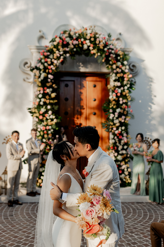 mango weddings maya riviera wedding example izzy and robert couple kiss at end of altar mango weddings maya riviera wedding example izzy and robert couple kiss at end of altar