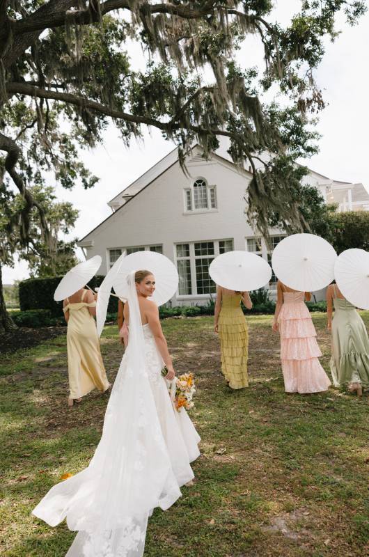 shannon anderson antonio colacci bridal party with umbrellas