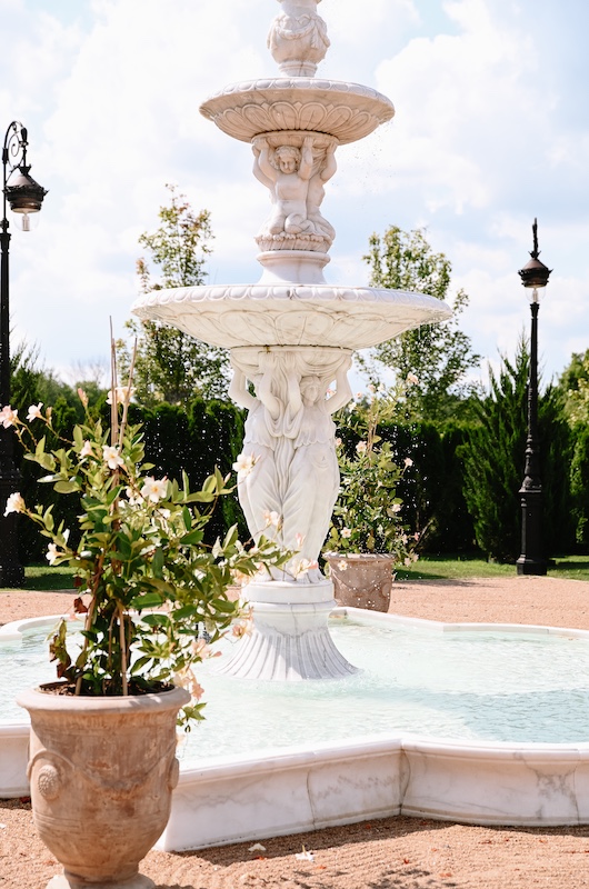 Jadyn Stelle Jack Ihm fountain Jadyn Stelle Jack Ihm fountain