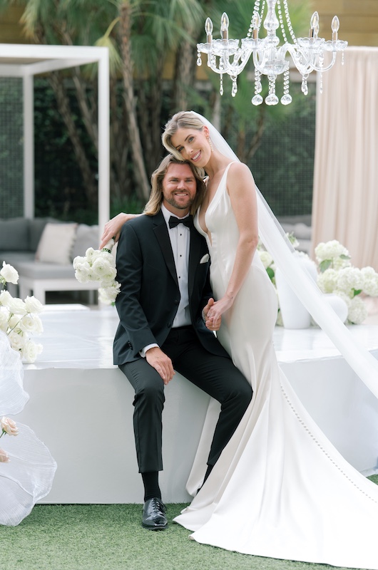elegant-affairs-wins-the-bespoke-award-the-styled-challenge-tampa-florida-holding-hands