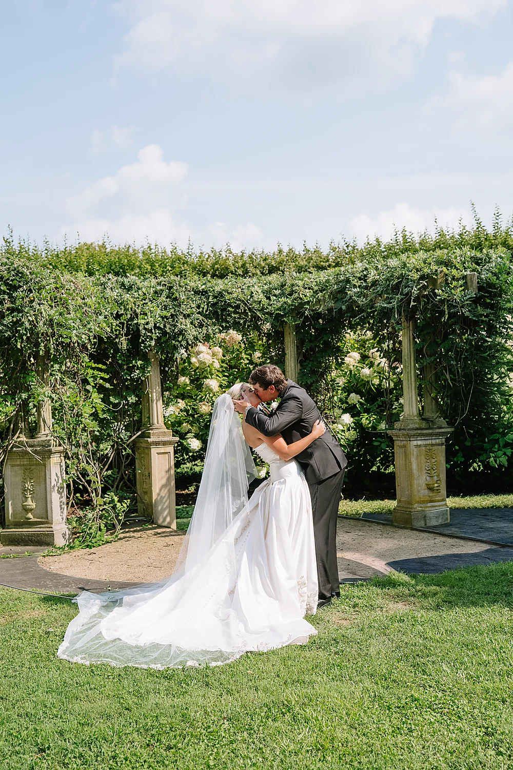 Liza Holley Jonathan Kosier kissing wedding couple outdoor Glendale Kentucky Rooted In Wild Photo