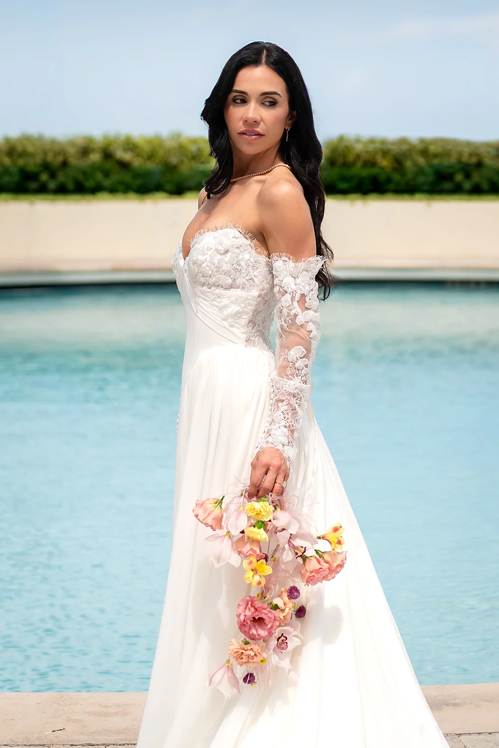 Mod Events Designs Eau Palm Beach beautiful bride elegant floral bouquet poolside serene Sia Weddings Photography