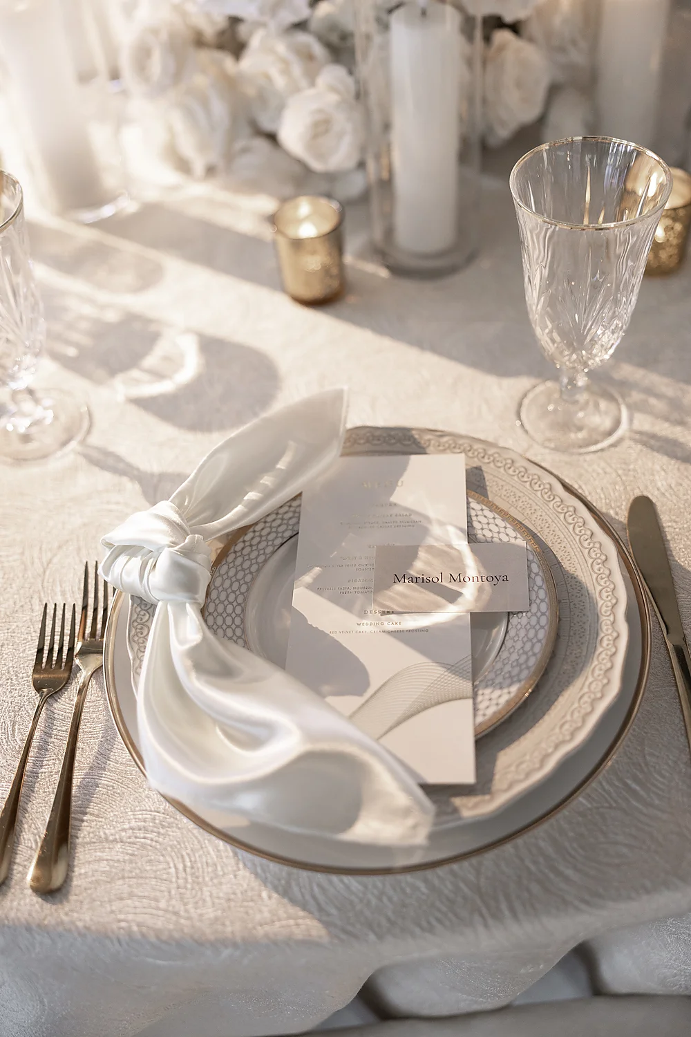Love In Waves A Modern Luxury Wedding Editorial In Las Vegas elegant wedding table setting(1)