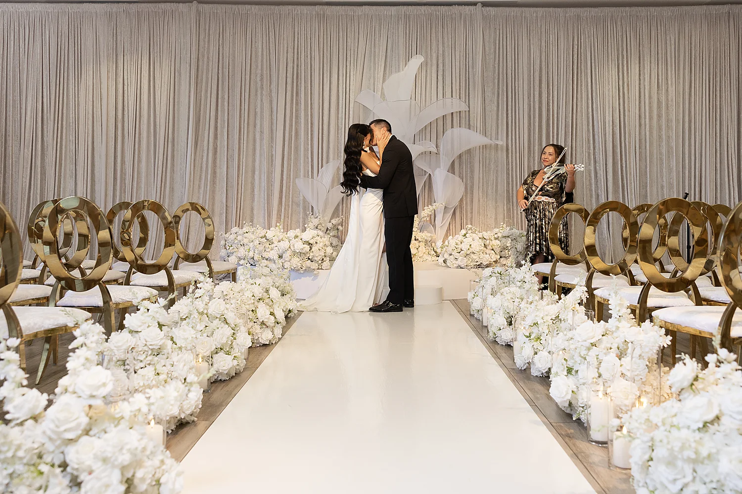 Love In Waves A Modern Luxury Wedding Editorial In Las Vegas romantic wedding ceremony kiss Love In Waves A Modern Luxury Wedding Editorial In Las Vegas romantic wedding ceremony kiss