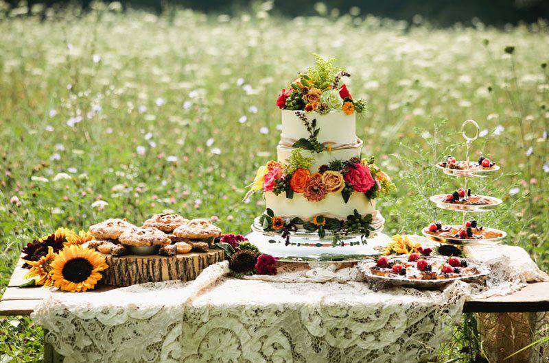 Karen Donatelli Cake Designs field tiered floral feature grid image