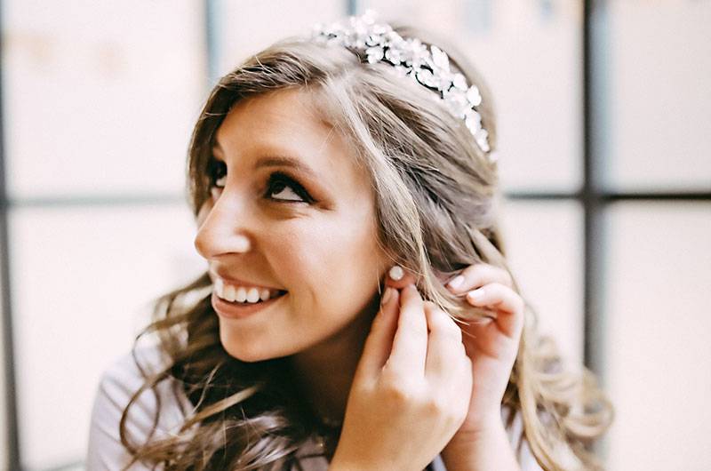  Margo Gronauer & Steven Saharovici Bride Putting On Earrings