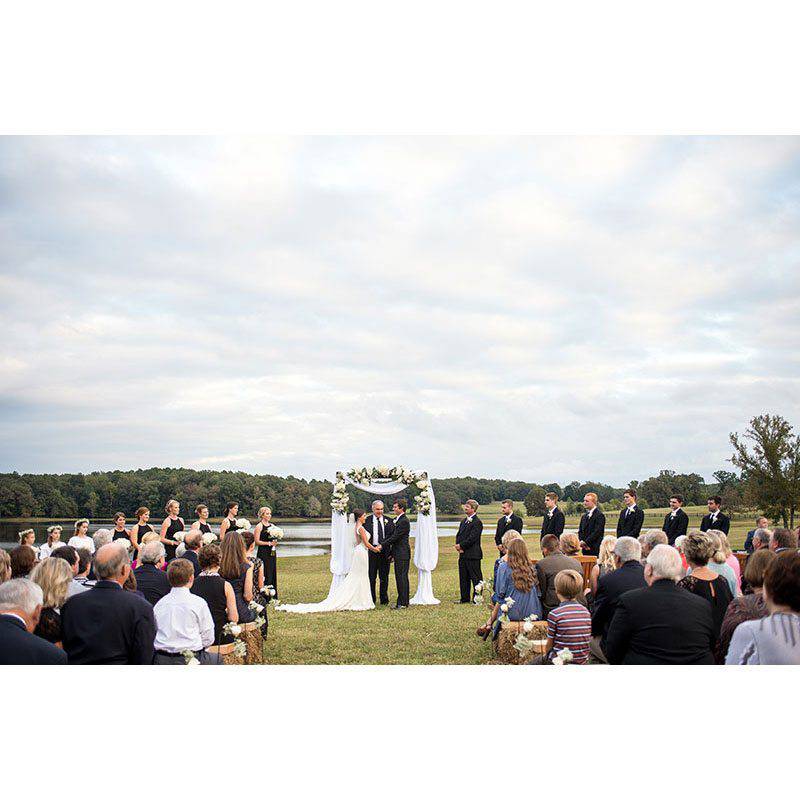 Lone Oaks Farm vows outdoor wedding ceremony