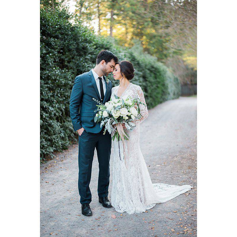 Piper Vine Photography couple and bouquet