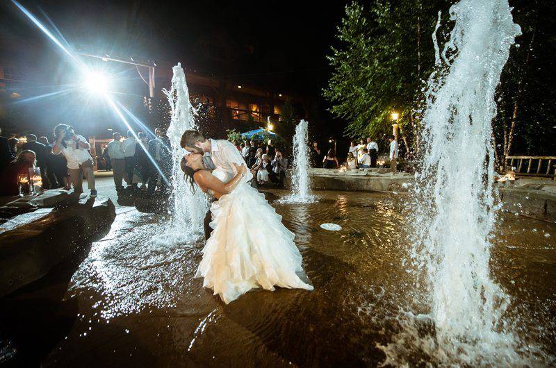 Memphis Zoo couple in fountain feature grid image