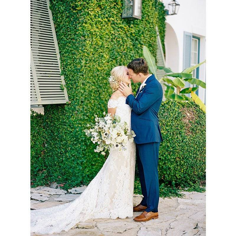 Alys Beach couple kissing white bouquet 