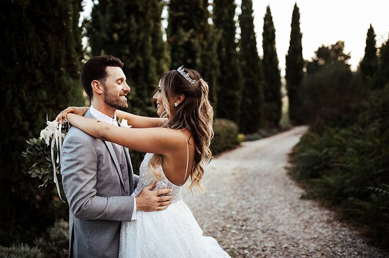 Stephanie MacLaughlin And Zachary Newell Couple In Eachothers Arms