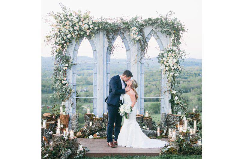 Fete Nashville shawn johnson groom kiss bride 