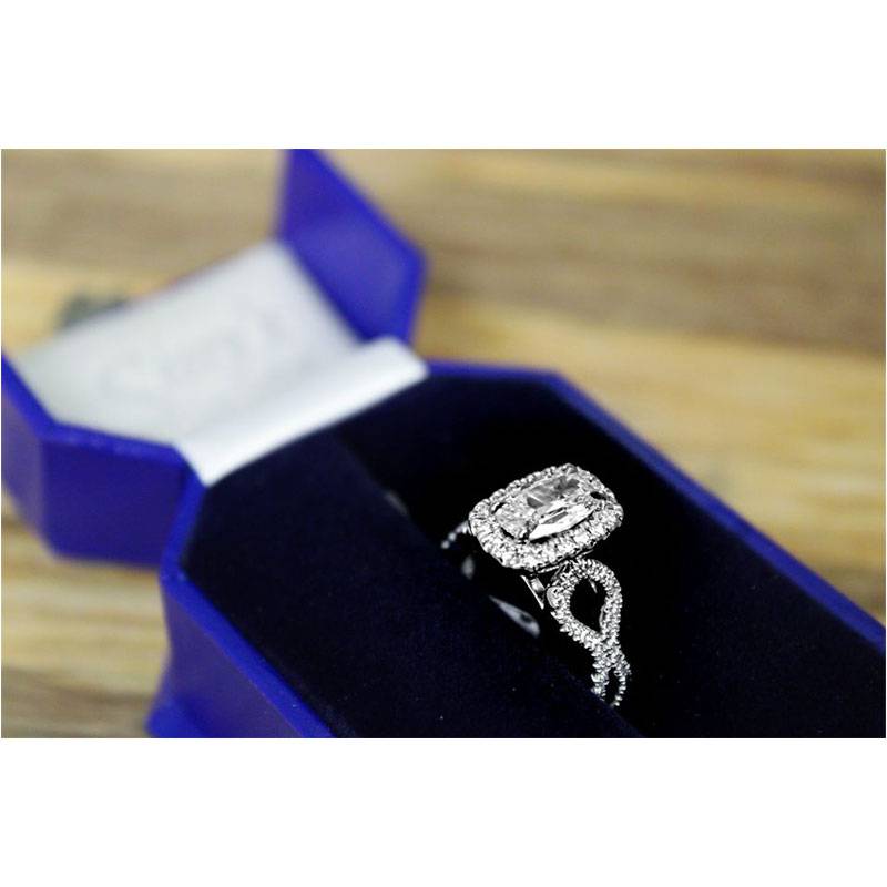 Sissys Log Cabin Ring With Halo In Box