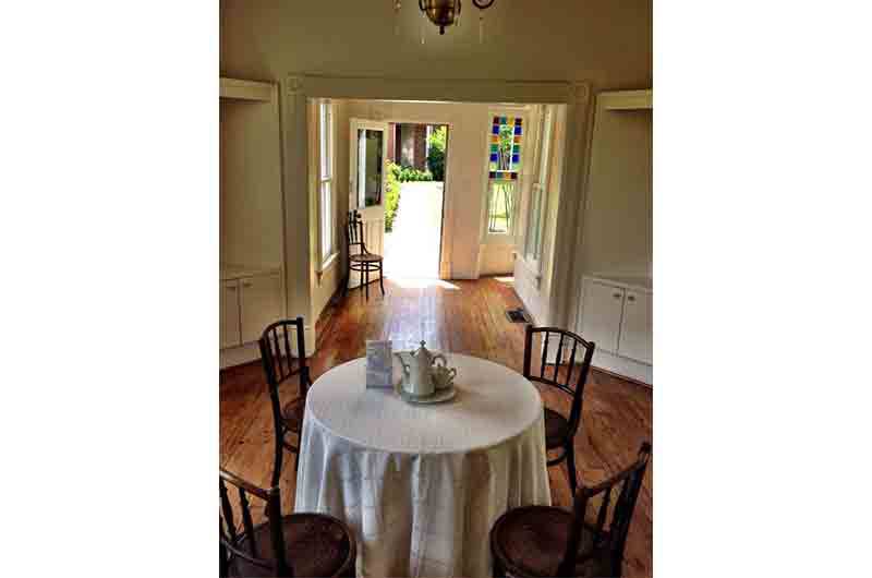 Woodruff-Fontaine house table draped in white linen