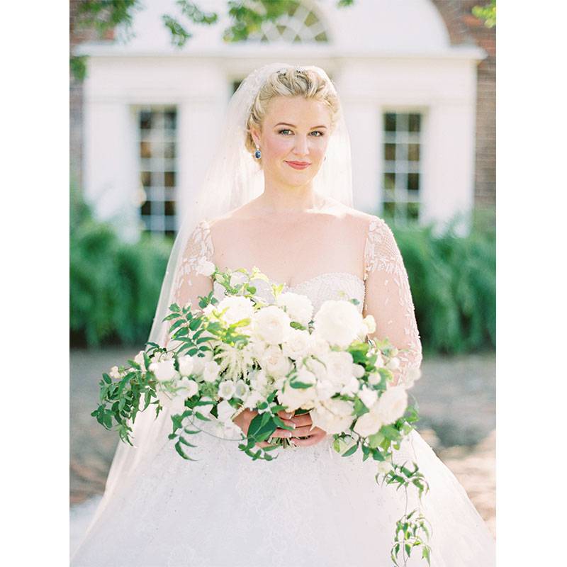 Xanna Garner and Travis Bailey bride portrait with bouquet