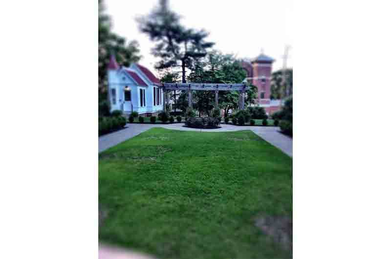 Woodruff-Fontaine house courtyard small Lawn Veranda