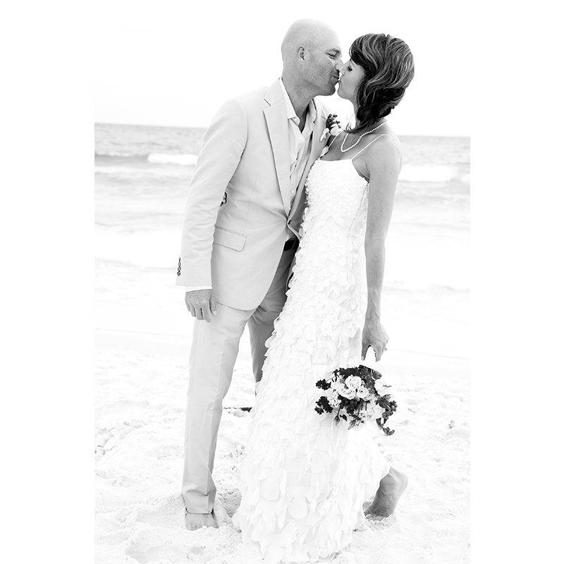 Taylor Wright Photography beach couple grayscale kissing