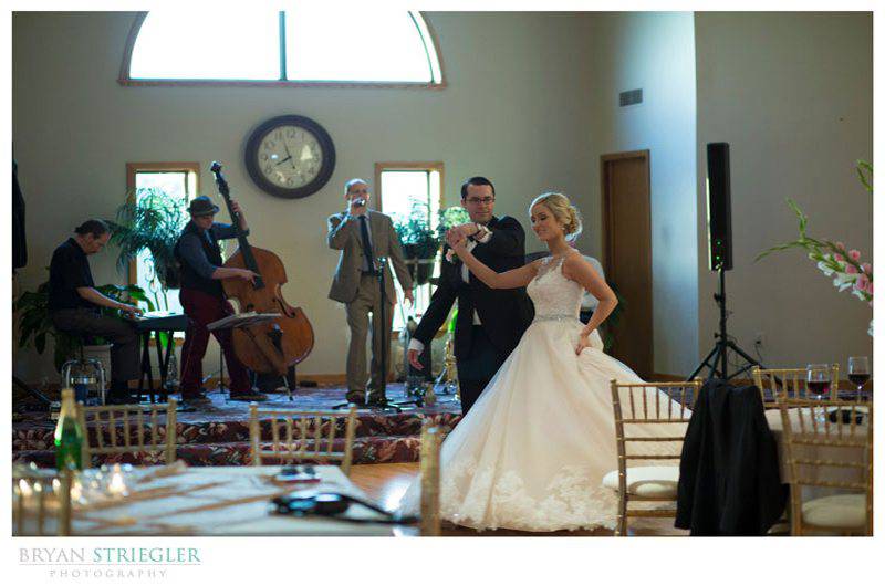 Jeremy Shrader Music dancing couple bride and groom