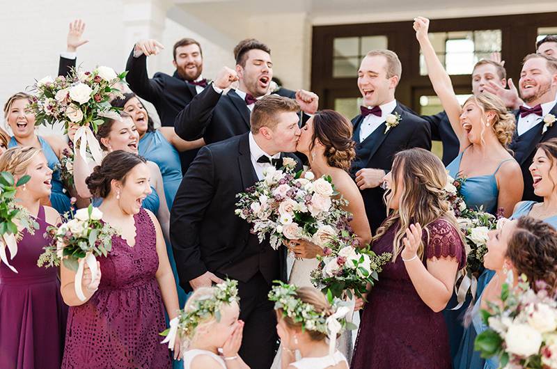 Brittany Wise And Dalton Roe Couple Kiss On Stairs